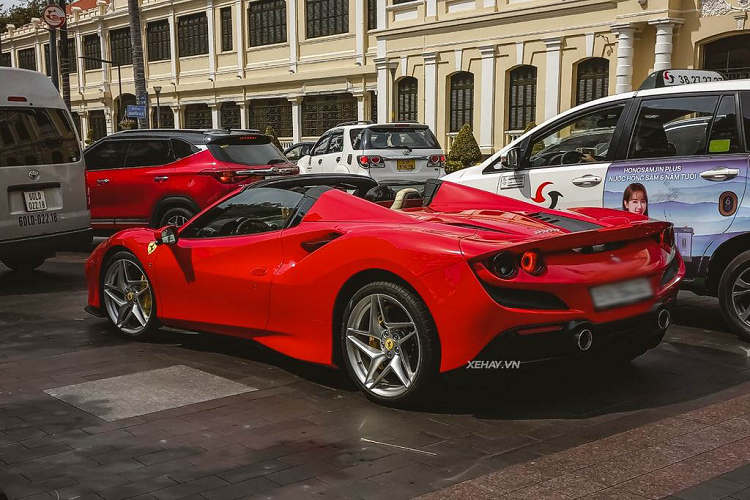 Ở bên trong, siêu xe thể thao được trang bị cụm đồng hồ kỹ thuật số sẽ có kích thước lớn, vẫn mang thiết kế truyền thống của Ferrari với đồng hồ vòng tua được bố trí ở chính giữa.