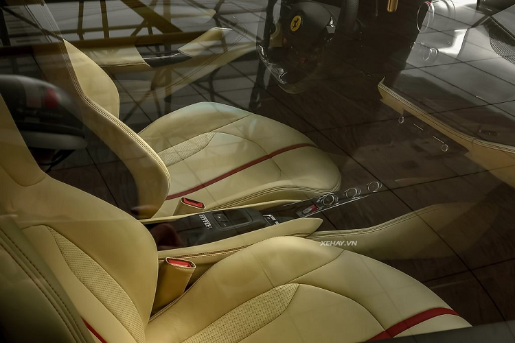 Xe được trang bị bộ la-zăng Matt Grigio Corsa Diamond Cut hình ngôi sao có kích thước 20 inch, kết hợp hệ thống phanh gốm với cùm phanh màu vàng nổi bật.