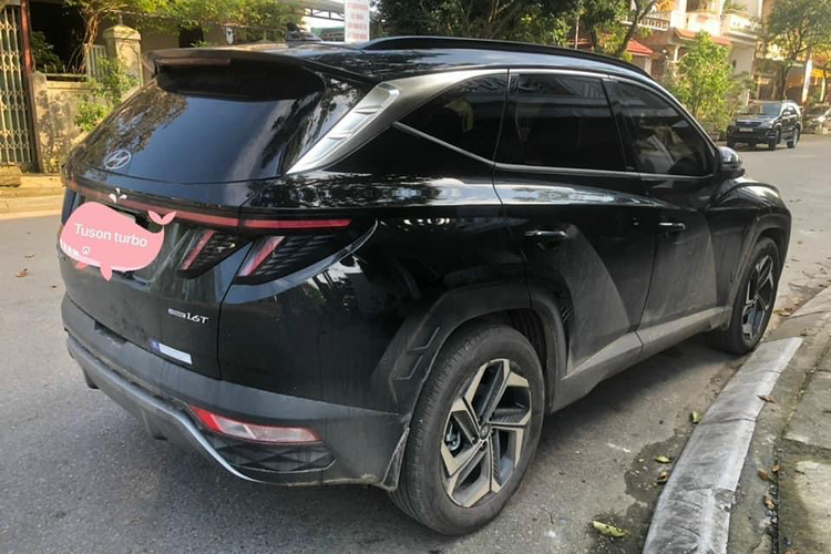 So với đối thủ từ Toyota, mẫu CUV hạng C của Hyundai mang ưu điểm ở trang bị tiện nghi hiện đại, đa dạng phiên bản động cơ và hệ truyền động (FWD &amp; AWD).