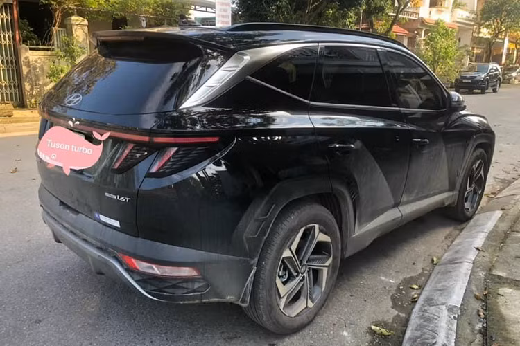 So với đối thủ từ Toyota, mẫu CUV hạng C của Hyundai mang ưu điểm ở trang bị tiện nghi hiện đại, đa dạng phiên bản động cơ và hệ truyền động (FWD &amp; AWD).