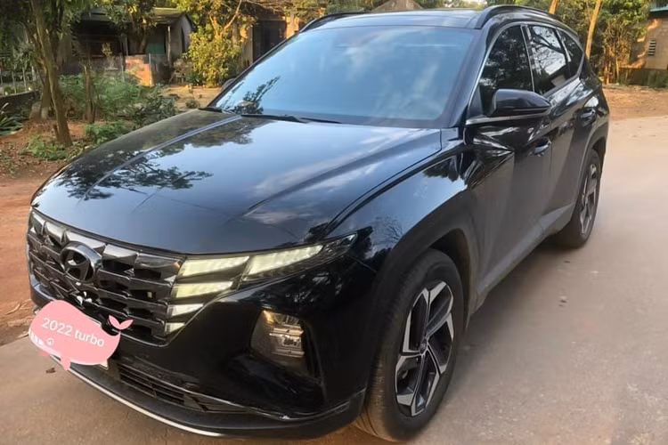 Bên cạnh đó, nếu đặt cạnh đối thủ Mazda CX-5, Hyundai Tucson 2022 thế hệ mới có lợi thế hơn ở nội thất nhiều “đồ chơi” bên cạnh hàng ghế thứ 2 rộng rãi hơn.