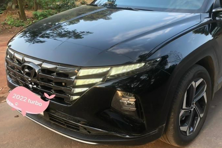 Mức giá xe Hyundai Tucson 2022 chạy lướt chào bán này ngang giá lăn bánh xe mới, tạm tính rơi vào khoảng 1,1 tỷ đồng ở các thành phố như Hà Nội và TP.HCM. Lý do được người bán đưa ra là người mua sẽ được “cưới liền tay”, tiết kiệm chi phí lăn bánh, thậm chí là chi thêm tiền cho các món phụ kiện để sớm nhận xe.