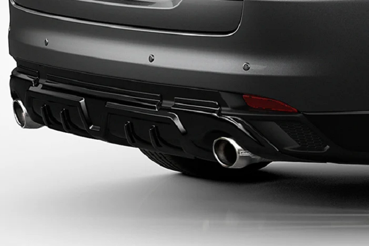 Ngoài ra xe còn có thêm cánh gió ở phía sau và bộ khuếch tán mới bên dưới. Một hệ thống ống xả bằng thép không gỉ đã được phát triển dành riêng cho Mazda CX-8, nhằm tạo ra âm thanh phấn khích hơn cho mẫu xe này.