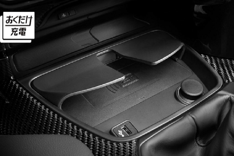 Thương hiệu trang bị cho xe khoang nội thất bọc da cao cấp với các chi tiết như ghế ngồi, phần dưới của cửa, vô lăng và bảng điều khiển trung tâm. Quan trọng hơn, xe còn có các tấm ốp được làm bằng vật liệu carbon trên bảng điều khiển với dòng chữ “GR Supra” và “Matte White Edition”