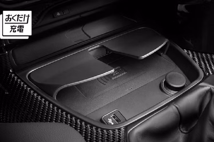 Thương hiệu trang bị cho xe khoang nội thất bọc da cao cấp với các chi tiết như ghế ngồi, phần dưới của cửa, vô lăng và bảng điều khiển trung tâm. Quan trọng hơn, xe còn có các tấm ốp được làm bằng vật liệu carbon trên bảng điều khiển với dòng chữ “GR Supra” và “Matte White Edition”