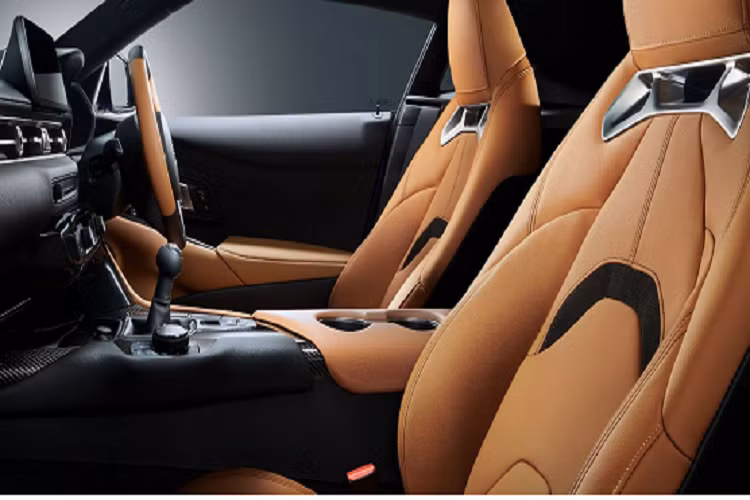 Mẫu xe Toyota GR Supra Matte White Edition giới hạn sở hữu bộ mâm có kích thước 19 inch hoàn thiện với màu sơn Xám Frozen Gunmetal, xe được trang bị thêm với phần cùm phanh màu đỏ.Trang bị này trông khá giống với phiên bản 2023 Toyota GR Supra A91-MT được bán ra tại Mỹ với số lượng sản xuất giới hạn 500 chiếc.