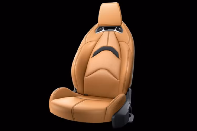 Sức mạnh được truyền tới trục sau thông qua hộp số sàn sáu cấp, trong khi các trang bị nhỏ hơn cũng có sẵn với hộp số tự động tám cấp. Những thay đổi về năm mẫu xe ở Nhật Bản cũng bao gồm các cài đặt sửa đổi cho hệ thống AVS , EPS và VSC .