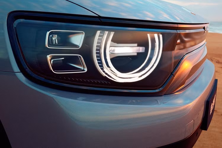 Ngay sau khi được công bố hình ảnh, mẫu xe Trung Quốc này đã lập tức thu hút sự chú ý của truyền thông nước ngoài vì sở hữu thiết kế khá giống với Ford Bronco thế hệ mới. Có thể thấy rõ điều này qua thiết kế đầu xe với đèn pha chính nằm ngang, được bao quanh bằng dải đèn LED định vị ban ngày hình tròn. Bên cạnh đèn pha còn có 2 đèn nhỏ khác nằm ở góc đầu xe. Tiếp đến là lưới tản nhiệt đóng kín vì Niutron NV 2022 vốn chạy bằng điện. Bên trong lưới tản nhiệt giả xuất hiện 5 dải đèn LED nằm ngang làm điểm nhấn.