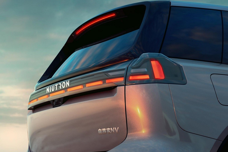 Đằng sau Niutron NV 2022 xuất hiện cụm đèn hậu nối liền với nhau và có thiết kế dạng vạch kẻ ngang, tạo sự tương đồng với hệ thống đèn phía trước. Thêm vào đó là cánh gió mui kéo dài xuống dưới, bao quanh kính sau, và tấm ốp gầm giả màu bạc.
