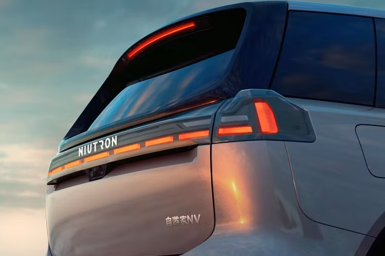 Đằng sau Niutron NV 2022 xuất hiện cụm đèn hậu nối liền với nhau và có thiết kế dạng vạch kẻ ngang, tạo sự tương đồng với hệ thống đèn phía trước. Thêm vào đó là cánh gió mui kéo dài xuống dưới, bao quanh kính sau, và tấm ốp gầm giả màu bạc.