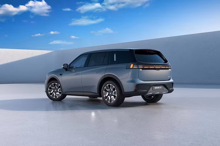 Được biết, Niu là công ty do ông Li Yinan, cựu giám đốc công nghệ của Baidu, sáng lập. Hiện Niu là một trong những nhà sản xuất xe máy điện và hybrid lớn nhất thế giới với doanh số lên đến hàng triệu chiếc. Ngoài ra, Niu còn là công ty sản xuất xe máy điện mang phong cách Vespa lớn nhất thế giới.