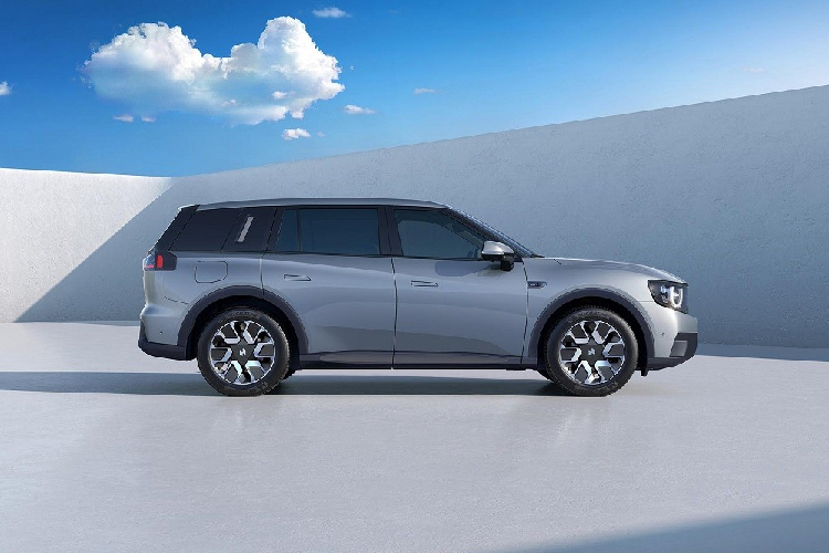 Hiện Niutron đang vận hành trung tâm Nghiên cứu và Phát triển cũng như nhà máy sản xuất rộng 770.000 m2 ở thành phố Thường Châu, tỉnh Giang Tô, Trung Quốc. Nhà máy này có sản lượng thiết kế là 180.000 xe/năm. Giá xe Niutron NV 2022 chưa được công bố, nó sẽ bắt đầu được chạy thử vào tháng 3 năm nay và chính thức trình làng vào tháng 9/2022.