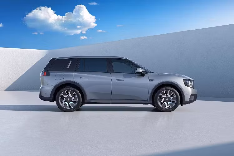 Hiện Niutron đang vận hành trung tâm Nghiên cứu và Phát triển cũng như nhà máy sản xuất rộng 770.000 m2 ở thành phố Thường Châu, tỉnh Giang Tô, Trung Quốc. Nhà máy này có sản lượng thiết kế là 180.000 xe/năm. Giá xe Niutron NV 2022 chưa được công bố, nó sẽ bắt đầu được chạy thử vào tháng 3 năm nay và chính thức trình làng vào tháng 9/2022.