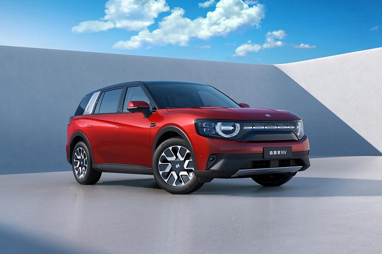 Chẳng bao lâu sau khi ra mắt, tân binh Niutron đã công bố những hình ảnh đầu tiên của mẫu ôtô điện mới mang tên NV. Được định vị trong phân khúc SUV cỡ trung và cỡ lớn tại Trung Quốc, Niutron NV 2022 mới sở hữu chiều dài 4.915 mm, chiều rộng 1.950 mm, chiều cao 1.750 mm cũng như chiều dài cơ sở 2.900 mm. Kích thước này ngang ngửa với những mẫu SUV quen thuộc trên thị trường như Volvo XC90 hay Jeep Grand Cherokee.