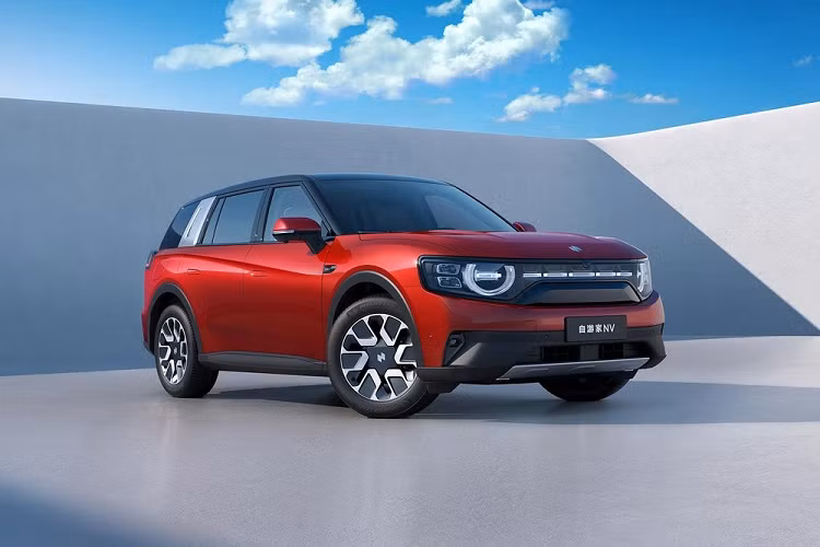 Chẳng bao lâu sau khi ra mắt, tân binh Niutron đã công bố những hình ảnh đầu tiên của mẫu ôtô điện mới mang tên NV. Được định vị trong phân khúc SUV cỡ trung và cỡ lớn tại Trung Quốc, Niutron NV 2022 mới sở hữu chiều dài 4.915 mm, chiều rộng 1.950 mm, chiều cao 1.750 mm cũng như chiều dài cơ sở 2.900 mm. Kích thước này ngang ngửa với những mẫu SUV quen thuộc trên thị trường như Volvo XC90 hay Jeep Grand Cherokee.