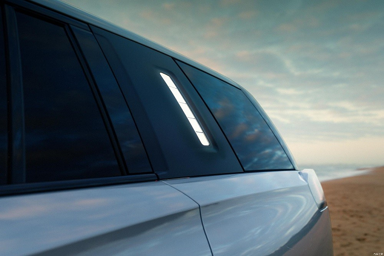 Chưa hết, mẫu SUV Trung Quốc này còn có hốc gió trung tâm đi kèm tấm ốp gầm giả màu bạc và 2 đèn sương mù nhỏ ở hai góc cản trước. Khác với đầu xe, sườn xe của Niutron NV 2022 lại có những đường dập gân gợi liên tưởng đến ô tô Mazda và bộ vành đa chấu khá lớn, được sơn 2 màu thể thao. Đặc biệt, ở cột C còn có dải đèn nằm dọc, đóng vai trò như cột năng lượng nhằm báo nhanh cho người lái biết dung lượng pin còn lại của xe.