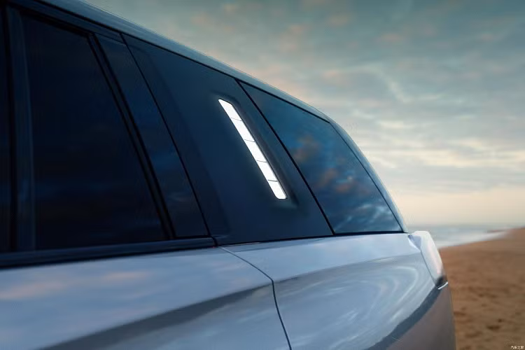 Chưa hết, mẫu SUV Trung Quốc này còn có hốc gió trung tâm đi kèm tấm ốp gầm giả màu bạc và 2 đèn sương mù nhỏ ở hai góc cản trước. Khác với đầu xe, sườn xe của Niutron NV 2022 lại có những đường dập gân gợi liên tưởng đến ô tô Mazda và bộ vành đa chấu khá lớn, được sơn 2 màu thể thao. Đặc biệt, ở cột C còn có dải đèn nằm dọc, đóng vai trò như cột năng lượng nhằm báo nhanh cho người lái biết dung lượng pin còn lại của xe.