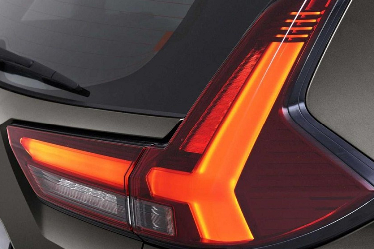 Tại đây, chúng ta sẽ bắt gặp hệ thống đèn 2 tầng giống hệt với Mitsubishi Xpander 2022. Trong đó, dải đèn LED định vị ban ngày mới nằm phía trên, sát với nắp ca-pô. Bên dưới là cụm đèn pha LED 3 bóng mới với thiết kế được hãng Mitsubishi miêu tả là "búa Thor".