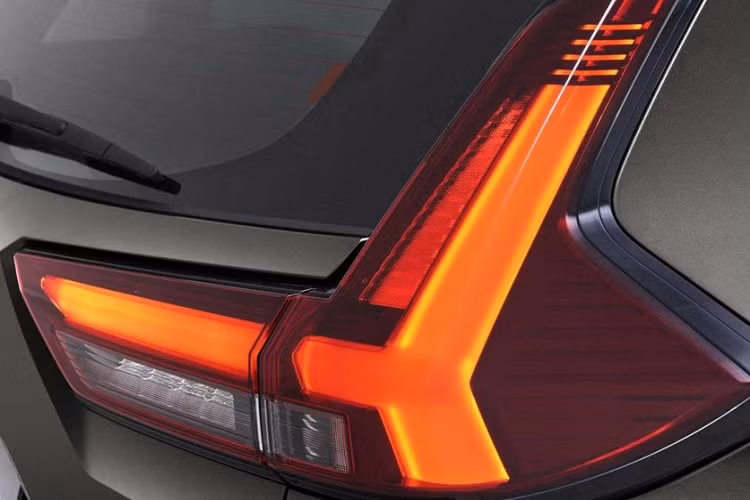 Tại đây, chúng ta sẽ bắt gặp hệ thống đèn 2 tầng giống hệt với Mitsubishi Xpander 2022. Trong đó, dải đèn LED định vị ban ngày mới nằm phía trên, sát với nắp ca-pô. Bên dưới là cụm đèn pha LED 3 bóng mới với thiết kế được hãng Mitsubishi miêu tả là "búa Thor".