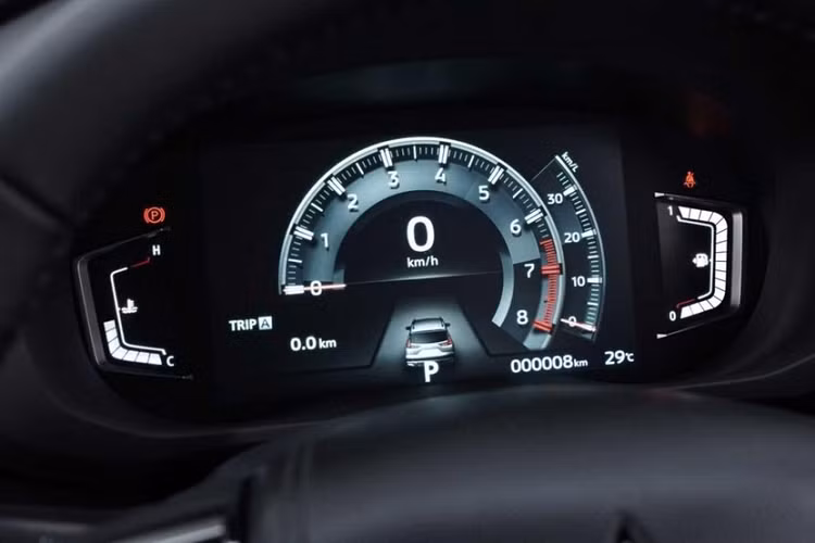 Tiếp đến là cản sau mới tích hợp đèn phản quang hình chữ nhật và ốp màu bạc chia thành 3 khoang tương tự cản trước. Cũng giống như Xpander mới, Mitsubishi Xpander Cross 2023 sở hữu chiều cao gầm dao động từ 220 - 225 mm, tùy phiên bản. Các kích thước còn lại của xe gần như không thay đổi, trừ chiều rộng tăng nhẹ 40 mm lên 1.790 mm.