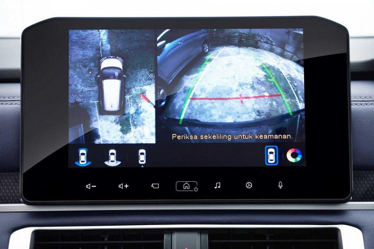 Ngoài ra, Mitsubishi Xpander Cross 2023 còn có những trang bị đáng chú ý khác, bao gồm vô lăng được bê nguyên từ Pajero Sport sang, màn hình cảm ứng trung tâm 9 inch, hỗ trợ Apple CarPlay/Android Auto, hệ thống điều hòa đi kèm màn hình hiển thị LCD và nút chỉnh mới, phanh tay điện tử cũng như tính năng tự động giữ phanh tạm thời.