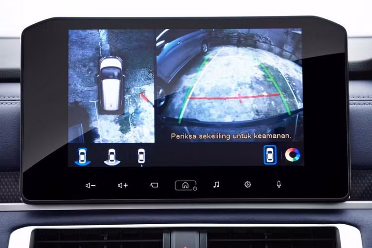 Ngoài ra, Mitsubishi Xpander Cross 2023 còn có những trang bị đáng chú ý khác, bao gồm vô lăng được bê nguyên từ Pajero Sport sang, màn hình cảm ứng trung tâm 9 inch, hỗ trợ Apple CarPlay/Android Auto, hệ thống điều hòa đi kèm màn hình hiển thị LCD và nút chỉnh mới, phanh tay điện tử cũng như tính năng tự động giữ phanh tạm thời.