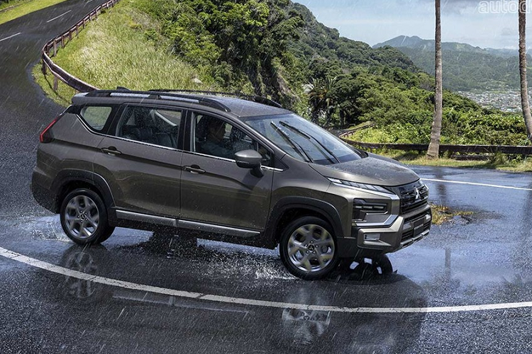 Chưa hết, mẫu MPV này còn có hộc đựng điện thoại lớn hơn trước ở cụm điều khiển trung tâm, ngăn chứa đồ rộng rãi bên dưới bệ tì tay hàng ghế trước, cổng USB Type A/Type C và và hộc đựng cốc ở bệ tì tay dành cho hàng ghế thứ hai. Đây đều là những trang bị mới được bổ sung cho Mitsubishi Xpander Cross vào hồi tháng 11 năm ngoái.