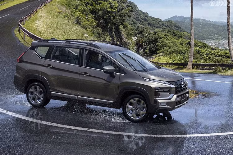 Chưa hết, mẫu MPV này còn có hộc đựng điện thoại lớn hơn trước ở cụm điều khiển trung tâm, ngăn chứa đồ rộng rãi bên dưới bệ tì tay hàng ghế trước, cổng USB Type A/Type C và và hộc đựng cốc ở bệ tì tay dành cho hàng ghế thứ hai. Đây đều là những trang bị mới được bổ sung cho Mitsubishi Xpander Cross vào hồi tháng 11 năm ngoái.