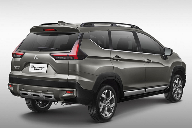 Hiện chưa rõ khi về Việt Nam, xe sẽ được trang bị hộp số tự động 4 cấp như cũ hay hộp số CVT mới. Tại thị trường Indonesia, giá xe Mitsubishi Xpander Cross 2023 bán ra từ 309,95 - 335,75 triệu Rupiah (khoảng 496 - 537 triệu đồng). Trong khi đó, phiên bản cũ của mẫu xe này có giá 688 triệu đồng tại Việt Nam.