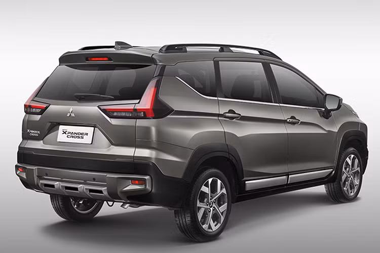 Hiện chưa rõ khi về Việt Nam, xe sẽ được trang bị hộp số tự động 4 cấp như cũ hay hộp số CVT mới. Tại thị trường Indonesia, giá xe Mitsubishi Xpander Cross 2023 bán ra từ 309,95 - 335,75 triệu Rupiah (khoảng 496 - 537 triệu đồng). Trong khi đó, phiên bản cũ của mẫu xe này có giá 688 triệu đồng tại Việt Nam.