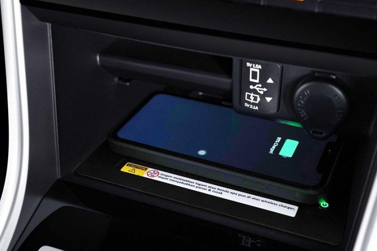 Bước vào bên trong mẫu MPV này, người dùng sẽ bắt gặp hàng loạt chi tiết mới, giúp nội thất trông cao cấp hơn. Đầu tiên phải kể đến bảng đồng hồ kỹ thuật số với màn hình LCD 8 inch mới, giống loại dùng cho Mitsubishi Pajero Sport. Thứ nữa là sạc điện thoại thông minh không dây và ghế bọc da tổng hợp phối 2 màu.