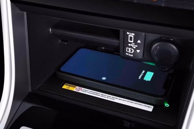 Bước vào bên trong mẫu MPV này, người dùng sẽ bắt gặp hàng loạt chi tiết mới, giúp nội thất trông cao cấp hơn. Đầu tiên phải kể đến bảng đồng hồ kỹ thuật số với màn hình LCD 8 inch mới, giống loại dùng cho Mitsubishi Pajero Sport. Thứ nữa là sạc điện thoại thông minh không dây và ghế bọc da tổng hợp phối 2 màu.