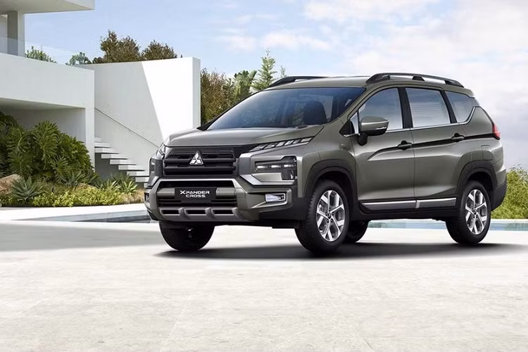 Ở phiên bản mới, mẫu MPV này đã thay đổi đáng kể, tương tự người anh em Mitsubishi Xpander. Điều này được thể hiện rõ qua thiết kế ngoại thất của Mitsubishi Xpander Cross 2023, đặc biệt là đầu xe.