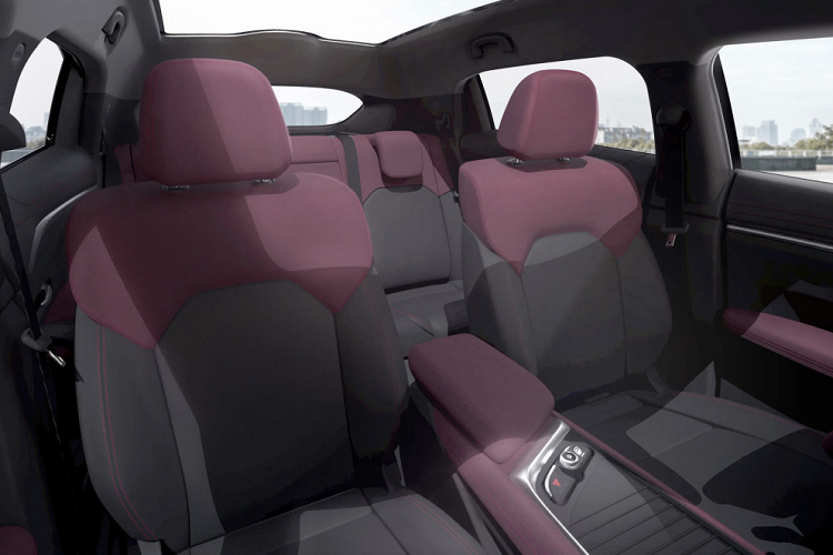 Thêm vào đó là nóc dốc về phía sau mượt mà và tay nắm cửa nằm chìm vào thân xe, mang đến thiết kế liền lạc đồng thời giảm độ ồn và hệ số lực cản không khí. Đằng sau, VinFast VF7 được trang bị dải đèn LED hình chữ "V" giống phía trước. Bên cạnh đó, mẫu SUV điện này còn có cụm đèn nằm dọc cỡ lớn ở hai góc đuôi xe, cánh gió mui tích hợp đèn phanh trên cao và 2 nẹp màu bạc trên cản sau. 