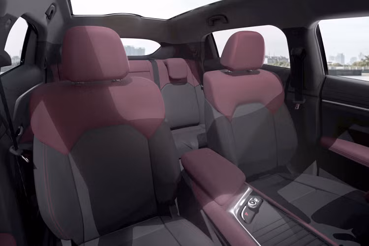 Thêm vào đó là nóc dốc về phía sau mượt mà và tay nắm cửa nằm chìm vào thân xe, mang đến thiết kế liền lạc đồng thời giảm độ ồn và hệ số lực cản không khí. Đằng sau, VinFast VF7 được trang bị dải đèn LED hình chữ "V" giống phía trước. Bên cạnh đó, mẫu SUV điện này còn có cụm đèn nằm dọc cỡ lớn ở hai góc đuôi xe, cánh gió mui tích hợp đèn phanh trên cao và 2 nẹp màu bạc trên cản sau. 