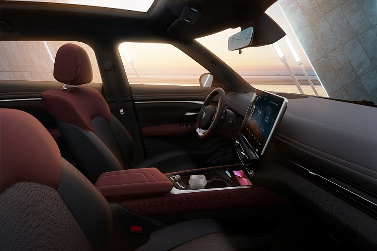 Trong khi đó, VinFast VF7 Plus được trang bị 2 mô-tơ điện nằm trên 2 cầu, cho công suất tổng cộng 260 kW (khoảng 349 mã lực) và mô-men xoắn cực đại 500 Nm. Phiên bản này đi kèm hệ dẫn động 4 bánh toàn thời gian AWD. Đáng tiếc là hiện hãng VinFast chưa công bố thông tin về pin và phạm vi di chuyển của VF7.