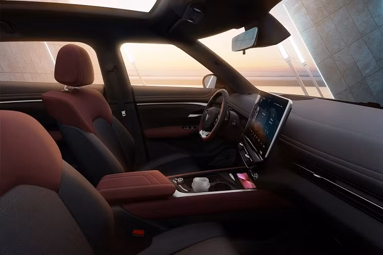 Trong khi đó, VinFast VF7 Plus được trang bị 2 mô-tơ điện nằm trên 2 cầu, cho công suất tổng cộng 260 kW (khoảng 349 mã lực) và mô-men xoắn cực đại 500 Nm. Phiên bản này đi kèm hệ dẫn động 4 bánh toàn thời gian AWD. Đáng tiếc là hiện hãng VinFast chưa công bố thông tin về pin và phạm vi di chuyển của VF7.