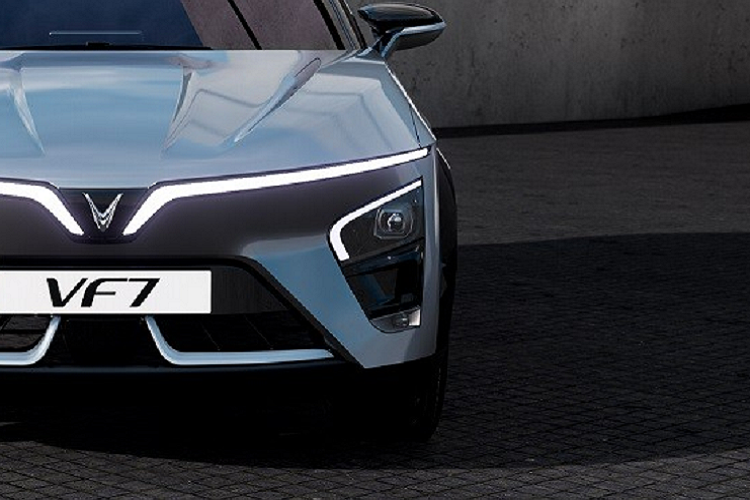 Cụm đèn pha chính của xe được đặt phía dưới và trang trí bằng dải đèn hình chữ "L". Ở giữa 2 hốc gió trung tâm của VinFast VF7 còn có hộp màu đen để đặt radar, phục vụ các tính năng an toàn chủ động ADAS. Vòng sang bên sườn, chúng ta sẽ bắt gặp bộ vành la-zăng có đường kính 21 inch với thiết kế 5 chấu khí động lực học.