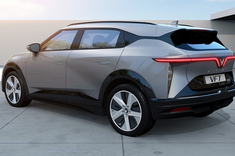 So với "đàn em" VF6, VinFast VF7 2023 chạy điện có lẽ thu hút sự chú ý hơn cả và thuộc phân khúc SUV cỡ C. Theo hãng VinFast, mẫu xe này sở hữu chiều dài 4.545 mm, chiều rộng 1.890 mm, chiều cao 1.635 mm và chiều dài cơ sở 2.840 mm. Kích thước này hứa hẹn sẽ mang đến không gian nội thất rộng rãi cho VinFast VF7.