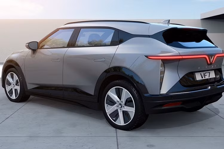 So với "đàn em" VF6, VinFast VF7 2023 chạy điện có lẽ thu hút sự chú ý hơn cả và thuộc phân khúc SUV cỡ C. Theo hãng VinFast, mẫu xe này sở hữu chiều dài 4.545 mm, chiều rộng 1.890 mm, chiều cao 1.635 mm và chiều dài cơ sở 2.840 mm. Kích thước này hứa hẹn sẽ mang đến không gian nội thất rộng rãi cho VinFast VF7.