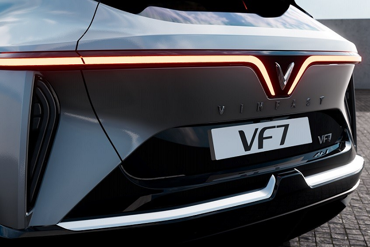 Tương tự như 2 đàn anh VF8 và VF9, VinFast VF7 cũng có 2 phiên bản là Eco và Plus. Sự khác biệt lớn nhất giữa 2 phiên bản này chính là trang bị. Theo đó, VinFast VF7 Eco được trang bị 1 mô-tơ điện nằm trên cầu trước, mạnh 150 kW (khoảng 201 mã lực) và mô-men xoắn cực đại 310 Nm. Vì thế, VinFast VF7 bản Eco chỉ có hệ dẫn động cầu trước FWD.