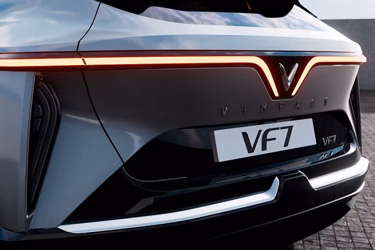 Tương tự như 2 đàn anh VF8 và VF9, VinFast VF7 cũng có 2 phiên bản là Eco và Plus. Sự khác biệt lớn nhất giữa 2 phiên bản này chính là trang bị. Theo đó, VinFast VF7 Eco được trang bị 1 mô-tơ điện nằm trên cầu trước, mạnh 150 kW (khoảng 201 mã lực) và mô-men xoắn cực đại 310 Nm. Vì thế, VinFast VF7 bản Eco chỉ có hệ dẫn động cầu trước FWD.