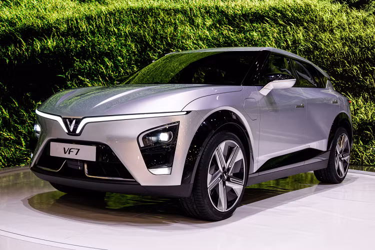 Bên trong VinFast VF7 là không gian nội thất được thiết kế khá thể thao nhờ sự kết hợp giữa những màu sắc tương phản như xám - đỏ và vô lăng vát đáy D-cut. Trong đó, màu đỏ xuất hiện trên vô lăng, tapi cửa, cụm điều khiển trung tâm, bệ tì tay và ghế. Ngay cả chỉ khâu trên mặt táp-lô, vô lăng, ghế và tapi cửa cũng có màu đỏ.