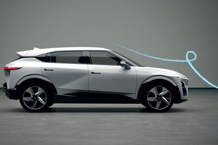 Ngoài ra, mẫu SUV điện cỡ C này còn có nhiều chi tiết ngoại thất màu đen bóng như ốp bên dưới đèn pha, xung quanh biển số trước, trên hốc bánh, sườn xe, cửa cốp, anten hình vây cá và cản sau. Ngay cả các cột của xe cũng được sơn màu đen bóng, tạo hiệu ứng nóc trôi nổi hợp thời trang.