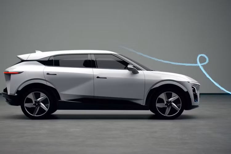 Ngoài ra, mẫu SUV điện cỡ C này còn có nhiều chi tiết ngoại thất màu đen bóng như ốp bên dưới đèn pha, xung quanh biển số trước, trên hốc bánh, sườn xe, cửa cốp, anten hình vây cá và cản sau. Ngay cả các cột của xe cũng được sơn màu đen bóng, tạo hiệu ứng nóc trôi nổi hợp thời trang.