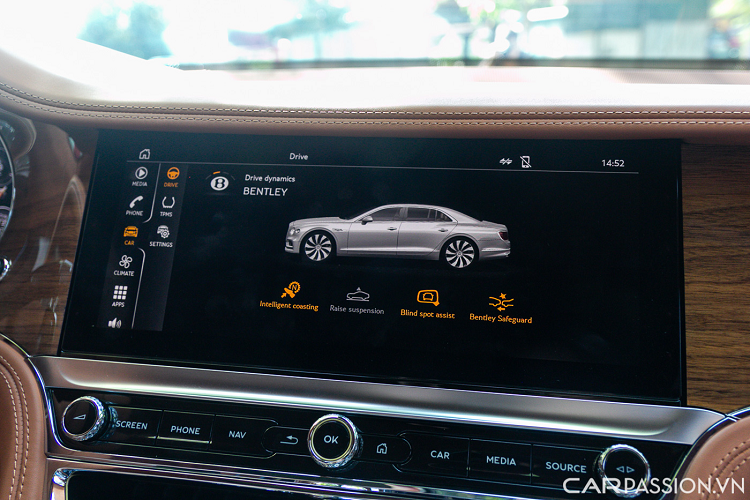 Tích hợp trên táp lô là màn hình lật đặc trưng của Bentley, có khả năng xoay 3 mặt, gồm: mặt ốp gỗ mặc định khi xe ở trạng thái nghỉ, một mặt 3 đồng hồ cơ và mặt còn lại là màn hình cảm ứng giải trí kích thước 12,3 inch.