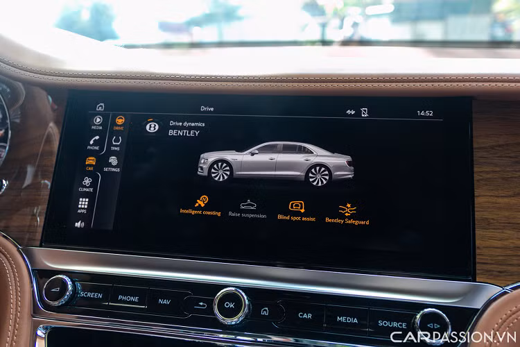 Tích hợp trên táp lô là màn hình lật đặc trưng của Bentley, có khả năng xoay 3 mặt, gồm: mặt ốp gỗ mặc định khi xe ở trạng thái nghỉ, một mặt 3 đồng hồ cơ và mặt còn lại là màn hình cảm ứng giải trí kích thước 12,3 inch.