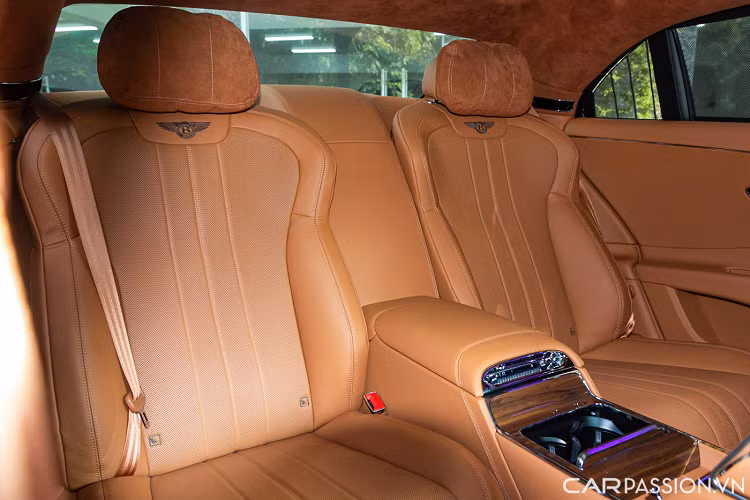 Ngoài ra, xe cũng được trang bị các chi tiết như cụm cần số điện tử đi kèm các chế độ lái. Hệ thống âm thanh giải trí 10 loa có công suất lên tới 650 W. Vì mới di chuyển hơn 1.700 km nên chất lượng ghế ngồi của chiếc xe vẫn còn trong trạng thái tốt nhất.
