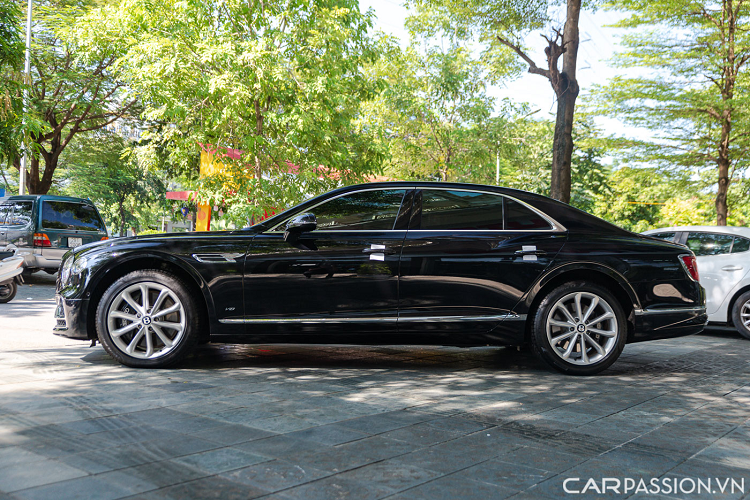 Chiếc Flying Spur trong bài sử dụng bộ mâm 5 chấu kép kích thước 20 inch sơn màu bạc, ẩn phía sau là cùm phanh Bentley được sơn đen kết hợp cùng đĩa phanh có đường kính lớn.