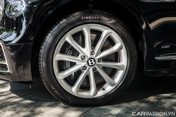 Phía sau, đèn hậu vẫn giữ thiết kế với dãy LED hình chữ B quen thuộc. Logo “B” đặt tại đầu xe nay được hãng làm nổi với thiết kế chữ B với hai cánh kéo dài. Cặp ống xả kép đặc trưng của những chiếc Bentley sử dụng động cơ V8.